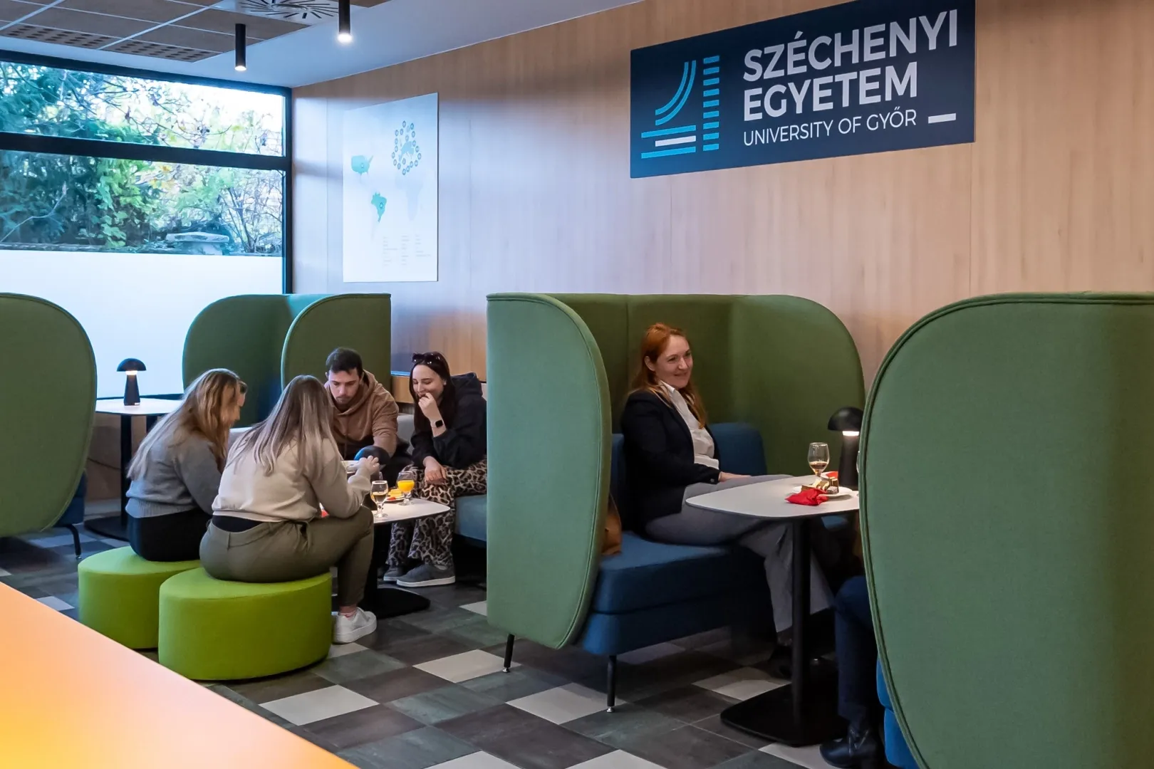 The modern infrastructure of the Study Lunch – with laptop and phone charging facilities, fast internet connection and flexible spatial design – creates an ideal location for joint studying and conversations (Photo: Máté Dudás)